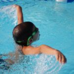 kid swim with goggle
